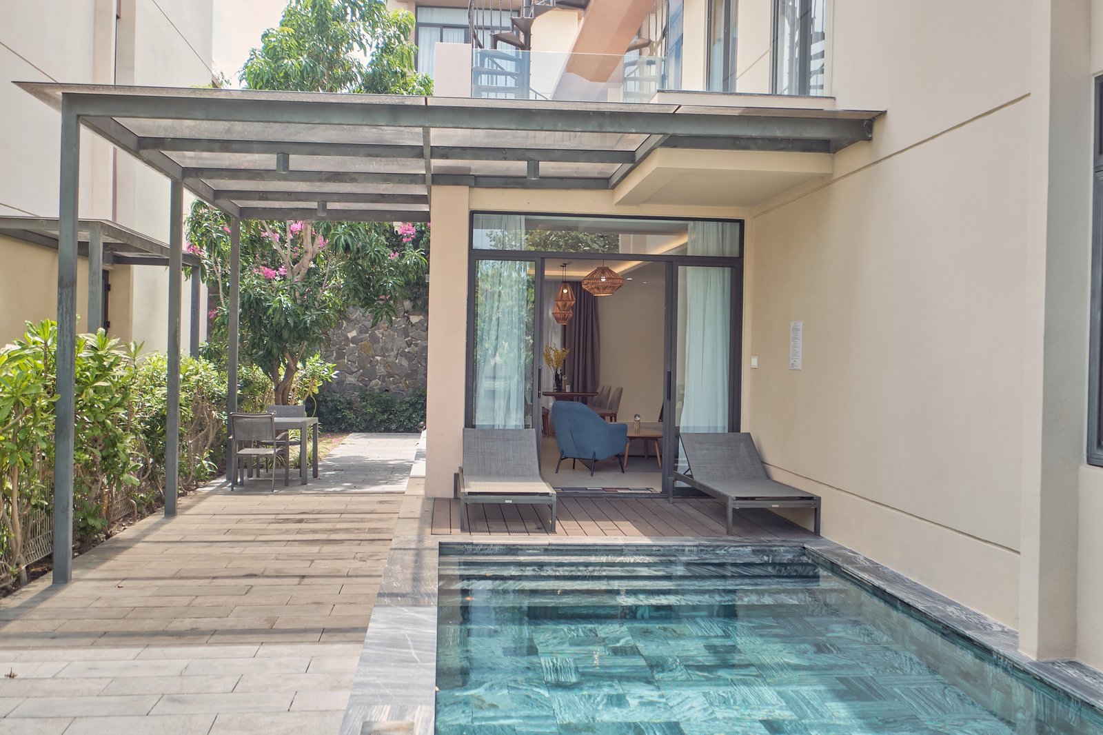 Deluxe pool